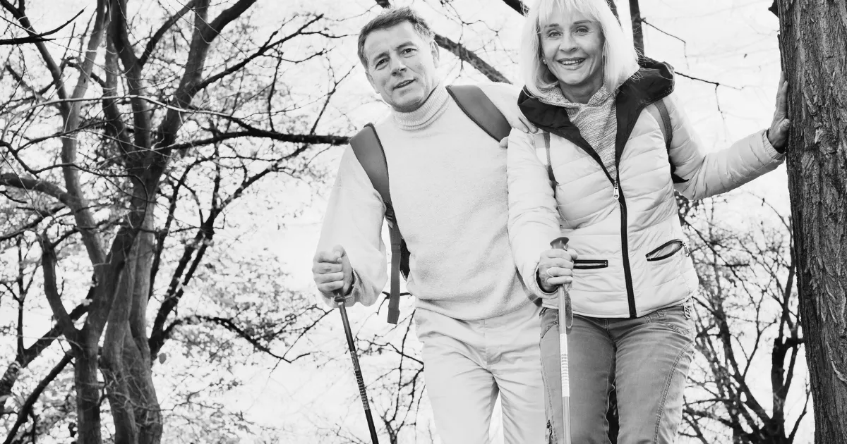 Ipertensione in Autunno - coppia che fa trekking nel bosco