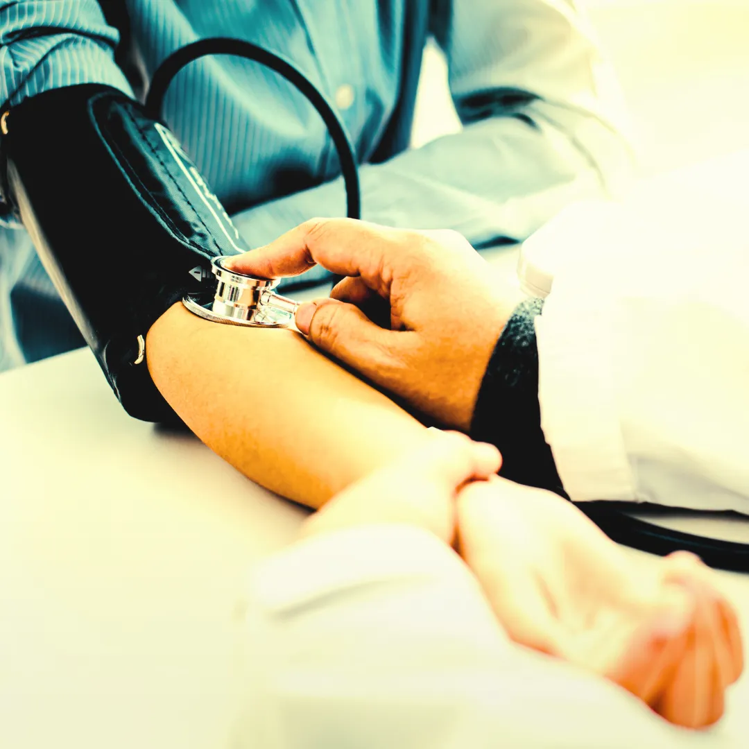 Misurare la pressione - medico che rileva i valori dell pressione arteriosa su una donna